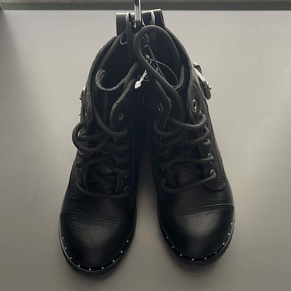 Girls boots, brand new, no tags